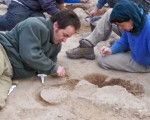 El grupo de arquólogos trabajan desde el pasado lunes 5 de agosto para poder extraer restos humanos encontrados en Villa La Arcadia.