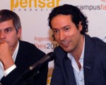 Iván Petrella hablando durante una conferencia de la Fundación Pensar.