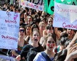 Marcha estudiantil contra reforma curricular en Buenos Aires.