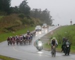 El pelotón de ciclistas, encabezado por el ganador de la segunda etapa, Omar Mastrangelo, rumbo a la ciudad de Miramar.