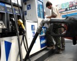 Combustibles: el Ejecutivo prorrogó por 45 días los topes a los precios.
