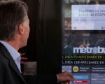 El jefe de Gobierno porteño, Mauricio Macri, observó el funcionamiento de las primeras pantallas con tecnología LED del metrobús 9 de Julio.