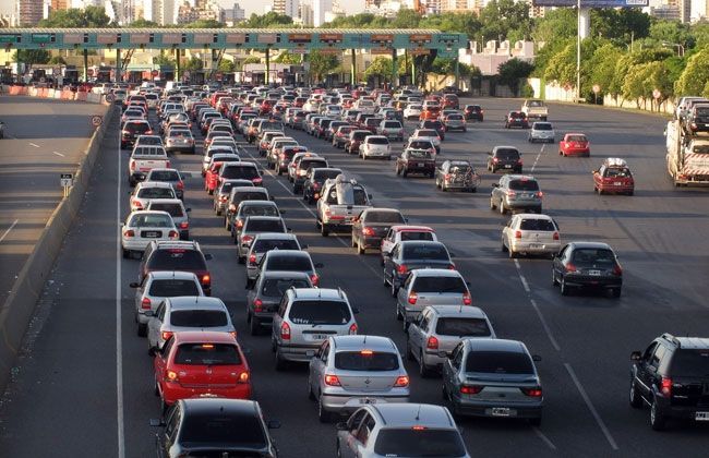 Miles de autos se movilizan a la Costa.