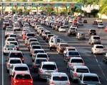 Miles de  auto se movilizan a la Costa.