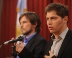 Augusto Costa y Axel Kicillof, durante el anuncio en el Microcine del Palacio de Hacienda.