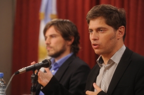Augusto Costa y Axel Kicillof, durante el anuncio en el Microcine del Palacio de Hacienda.