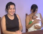 Dos mujeres tuvieron una pequeña por fertilidad asistida.