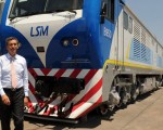 Randazzo con una las nuevas locomotoras de la Línea San Martín.