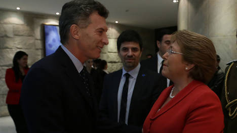 Mauricio Macri junto a Michelle Bachelet.