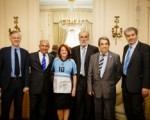 Fútbol y diplomacia se unieron ayer en la embajada argentina en el Reino Unido.