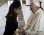 El saludo de recepción entre Cristina y el Sumo Pontífice.