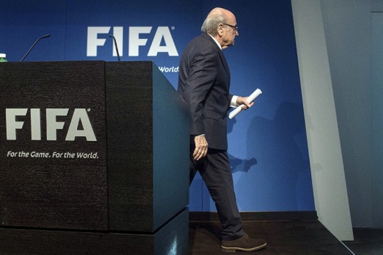 En medio del escándalo, el ex titular de la FIFA abandonó su cargo.