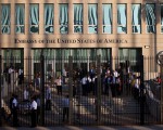 Kerry reabrió la embajada de EEUU en Cuba con un discurso conciliador pero crítico.
