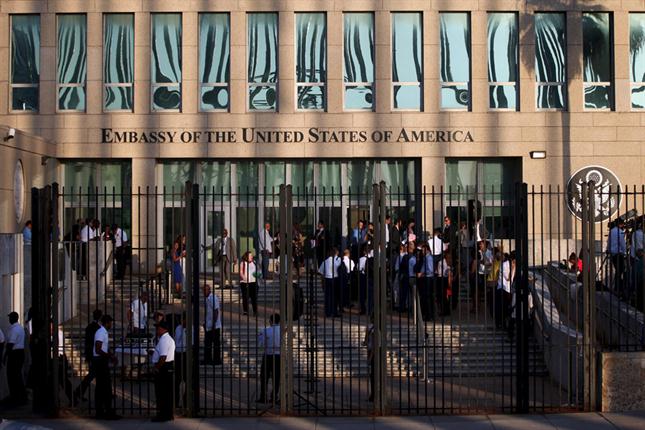 Kerry reabrió la embajada de EEUU en Cuba con un discurso conciliador pero crítico.