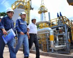 Evo recorriendo una central de gas.