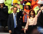 La presidenta Cristina Fernández  junto al candidato presidencial por el FpV, Daniel Scioli, en un acto por el Día del Camino y del Trabajador Vial. Foto: Fernando Gens/cf