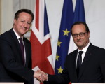 French President Francois Hollande (R) and Britain's Prime Minister David Cameron attend a joint declaration at the Elysee Palace after a meeting in Paris, France, May 28, 2015. France wants Britain to remain in the European Union, Hollande said on Thursday after talks with Cameron, who insisted the status quo in Europe was "not good enough". REUTERS/Philippe Wojazer   - RTX1EZLG