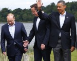 Britain's Prime Minister David Cameron (C) arrives for a group photo with (L-R) German Chancellor Angela Merkel, Russia's President Vladimir Putin, U.S. President Barack Obama and France's President Francois Hollande at the G8 Summit, at Lough Erne, near Enniskillen, in Northern Ireland June 18, 2013.  REUTERS/Yves Herman (NORTHERN IRELAND  - Tags: POLITICS) - RTX10RYY