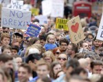 Manifestantes sostienen carteles durante una protesta contra el resultado del referendo británico a favor de la salida de la Unión Europea, en el centro de Londres
