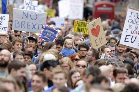 Manifestantes sostienen carteles durante una protesta contra el resultado del referendo británico a favor de la salida de la Unión Europea, en el centro de Londres