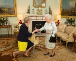 La reina Isabel II saluda a Theresa May al comienzo de su audiencia en el Palacio de Buckingham donde fue invitada a ser nueva primera ministra de Reino Unido.