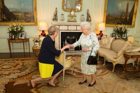 La reina Isabel II saluda a Theresa May al comienzo de su audiencia en el Palacio de Buckingham donde fue invitada a ser nueva primera ministra de Reino Unido.